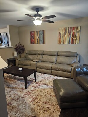 Living area - Smithson Getaway-Wi-Fi|King Bed | Desk | Private Bath in Each Room (Clarksville)
