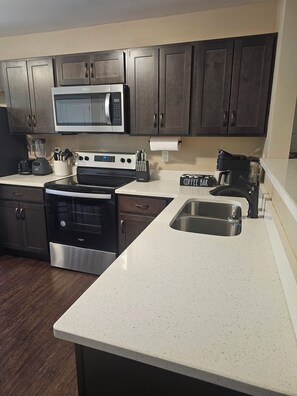Private kitchen - Smithson Getaway-Wi-Fi|King Bed | Desk | Private Bath in Each Room (Clarksville)