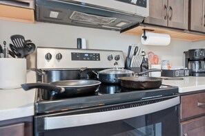 Frigorifero, microonde, forno, piano cottura