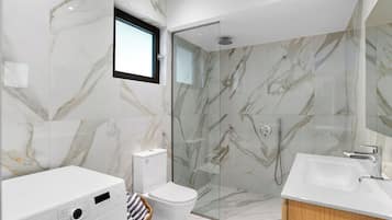 House, 3 Bedrooms, Beachfront | Bathroom