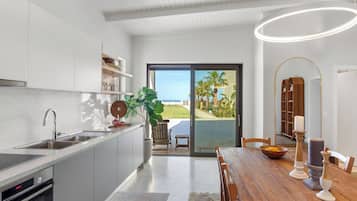 House, 3 Bedrooms, Beachfront | Private kitchen
