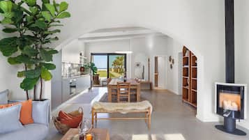 House, 3 Bedrooms, Beachfront | Dining