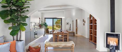 House, 3 Bedrooms, Beachfront | Dining