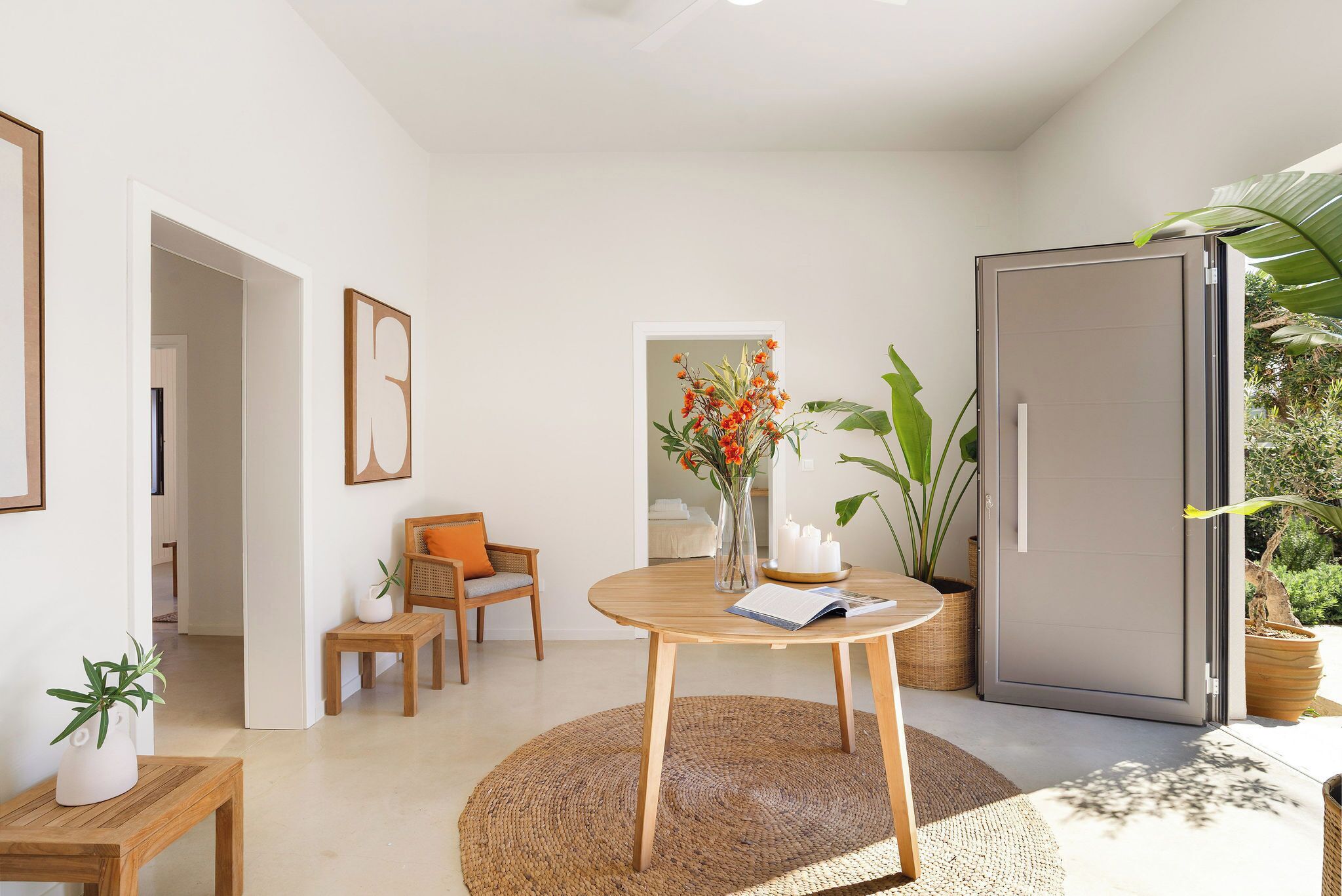 Una cocina moderna con una isla central, un refrigerador y plantas en macetas.
