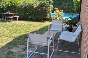 Outdoor dining - GuestHost - Stunning ground floor apartment in a modern villa, perfect for up to 5 people.Immersed in a charming garden with pine forest and swimming pool, the accommodation is located in a quiet residential area equipped with all services, a short dista (Ferrara)