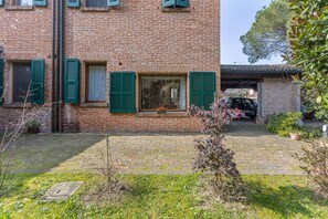 Exterior - GuestHost - Stunning ground floor apartment in a modern villa, perfect for up to 5 people.Immersed in a charming garden with pine forest and swimming pool, the accommodation is located in a quiet residential area equipped with all services, a short dista (Ferrara)