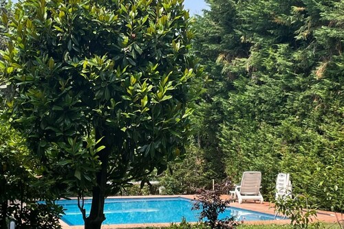 GuestHost - Stunning ground floor apartment in a modern villa, perfect for up to 5 people.Immersed in a charming garden with pine forest and swimming pool, the accommodation is located in a quiet residential area equipped with all services, a short dista
