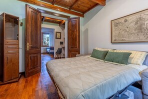 2 bedrooms, iron/ironing board - GuestHost - Stunning ground floor apartment in a modern villa, perfect for up to 5 people.Immersed in a charming garden with pine forest and swimming pool, the accommodation is located in a quiet residential area equipped with all services, a short dista (Ferrara)