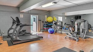 Een sportschool met loopbanden, fitnessballen en krachtapparaten.
