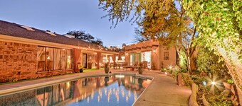 6 ไมล์ถึง เท็กซัสเทค: สตูดิโอพร้อมสระว่ายน้ำและเตาบาร์บีคิวที่ใช้ร่วมกัน