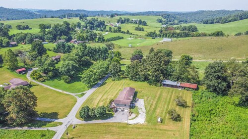 Farmhouse Retreat for Family Reunions, Weddings, LMU Visits & Norris Lake escape