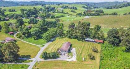 Farmhouse Retreat for Family Reunions, Weddings, LMU Visits & Norris Lake escape