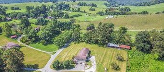 Farmhouse Retreat for Family Reunions, Weddings, LMU Visits & Norris Lake escape