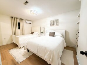 4 habitaciones, tabla de planchar con plancha, wifi y ropa de cama 