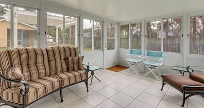 Screened Porch + Patio: Group Getaway in Palm Bay!