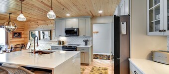 Luxe Hideaway on Houghton Lake: Families Welcome!