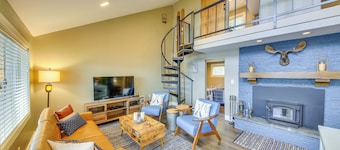 Hike, Fish & Unwind: Cocolalla Lake Home w/ Dock!