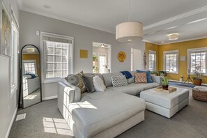 House (3 Bedrooms) | Interior - Endless Fun! Family Home w/ Spacious Yard in Clive (Clive)
