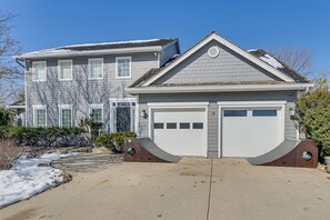 Interior - Endless Fun! Family Home w/ Spacious Yard in Clive (Clive)