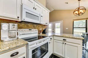 Interior - Private 60-acre Retreat Near Lake Murray & Texoma (Marietta)