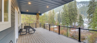 Mountain Retreat By the River: Star Valley Getaway