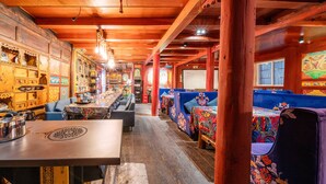 Un restaurante con interiores de madera, cabinas y una barra larga.