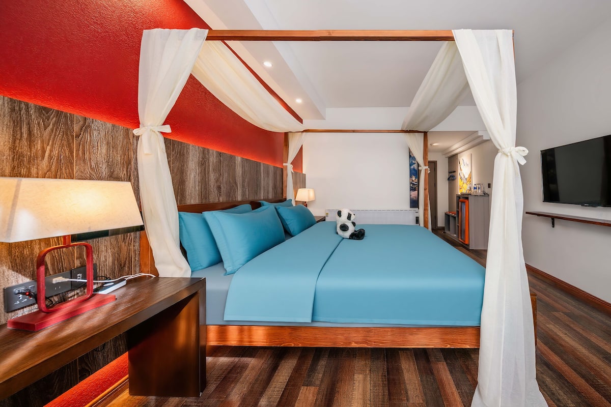 Traditional Double Room, 1 King Bed, Non Smoking, Mountain View