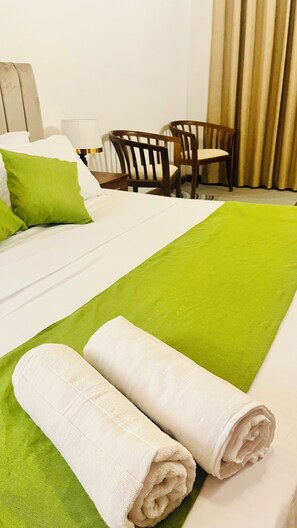 Desk, laptop workspace, soundproofing, free WiFi - Mara Villa Katunayake - 5 Mins to Colombo Airport (Seeduwa - Katunayake)