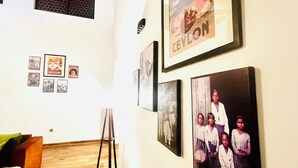 Una galería con fotografías enmarcadas en la pared.