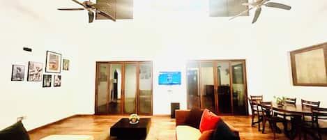 Deluxe Villa | Living area