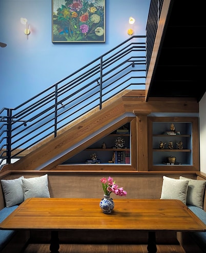 Heart of downtown - luxury loft with king and bunk rooms - super walkable