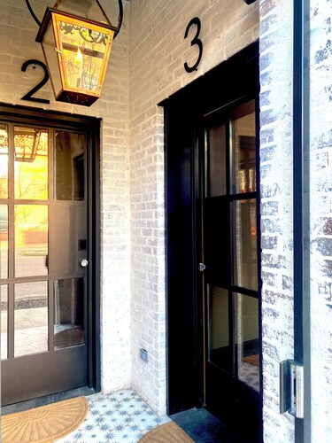 Heart of downtown - luxury loft with king and bunk rooms - super walkable