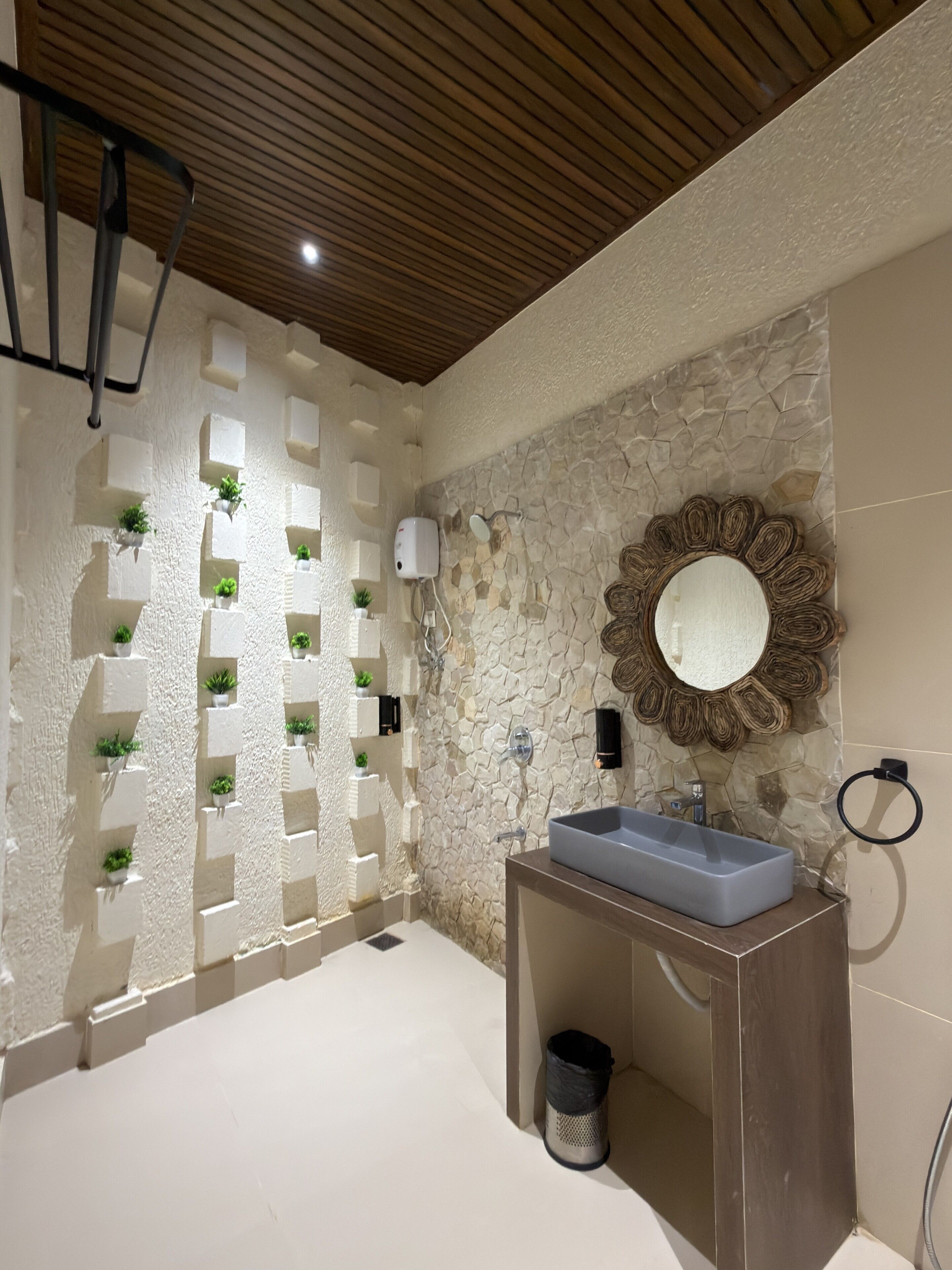 Casa de campo de luna de miel, vista parcial al lago | Baño | Pantuflas 