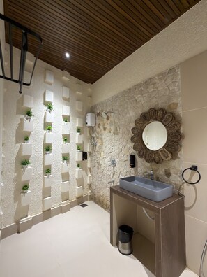 Honeymoon Cottage, Partial Lake View | Bathroom