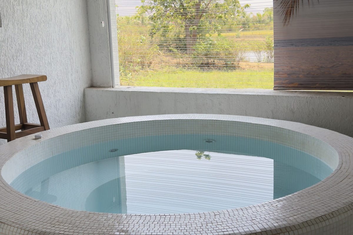 Casa de campo, vista parcial al lago | Alberca privada