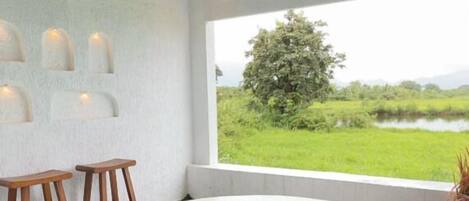 Un jacuzzi con vistas a un paisaje verde.
