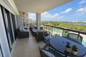 Outdoor dining - Apartment "Blue Serenity" In The Heart Of Maho (Sint Maarten)