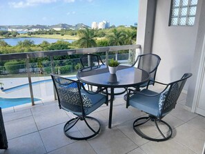 Outdoor dining - Apartment "Blue Serenity" In The Heart Of Maho (Sint Maarten)