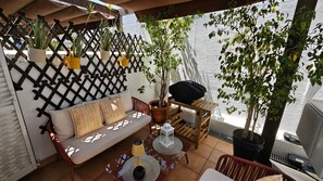 Terrace/patio - “Don’t worry. Be happy!  /Não se preocupe. Seja feliz!" (Lisboa)