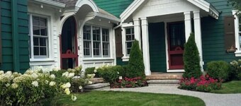 Bright & Charming Lakefront Cottage on Mullett Lake with Pickleball