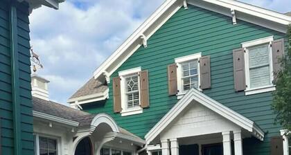 Bright & Charming Lakefront Cottage on Mullett Lake with Pickleball