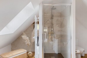 Een douche, een haardroger, handdoeken