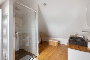 Douche, sèche-cheveux, serviettes fournies