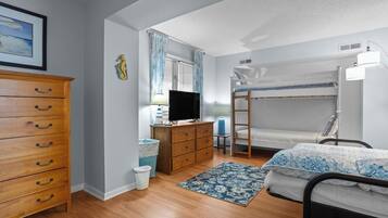 5 habitaciones, escritorio y tabla de planchar con plancha