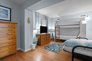 5 habitaciones, escritorio y tabla de planchar con plancha 