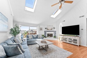 TV, fireplace