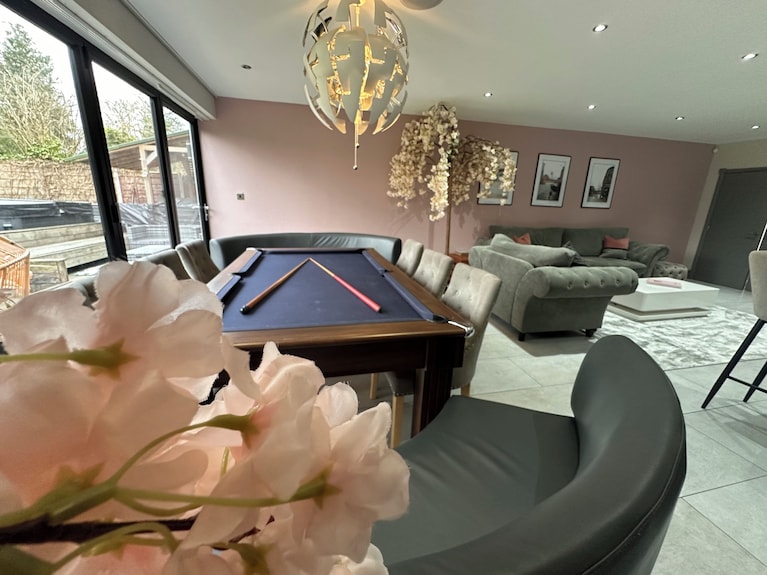 Luxury 5-bed Hale Home | Cinema, Pool Table & Sleeps 10 - Knutsford