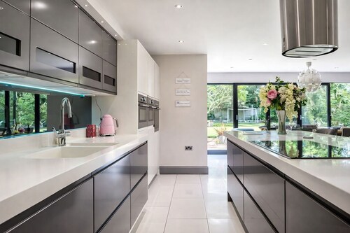 Luxury 5-Bedroom with Cinema Room & Pool Table – Perfect for Families & Groups