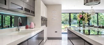 Luxury 5-Bedroom with Cinema Room & Pool Table – Perfect for Families & Groups