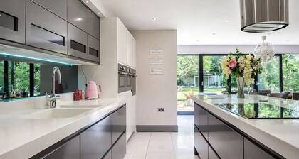 Luxury 5-Bedroom with Cinema Room & Pool Table – Perfect for Families & Groups